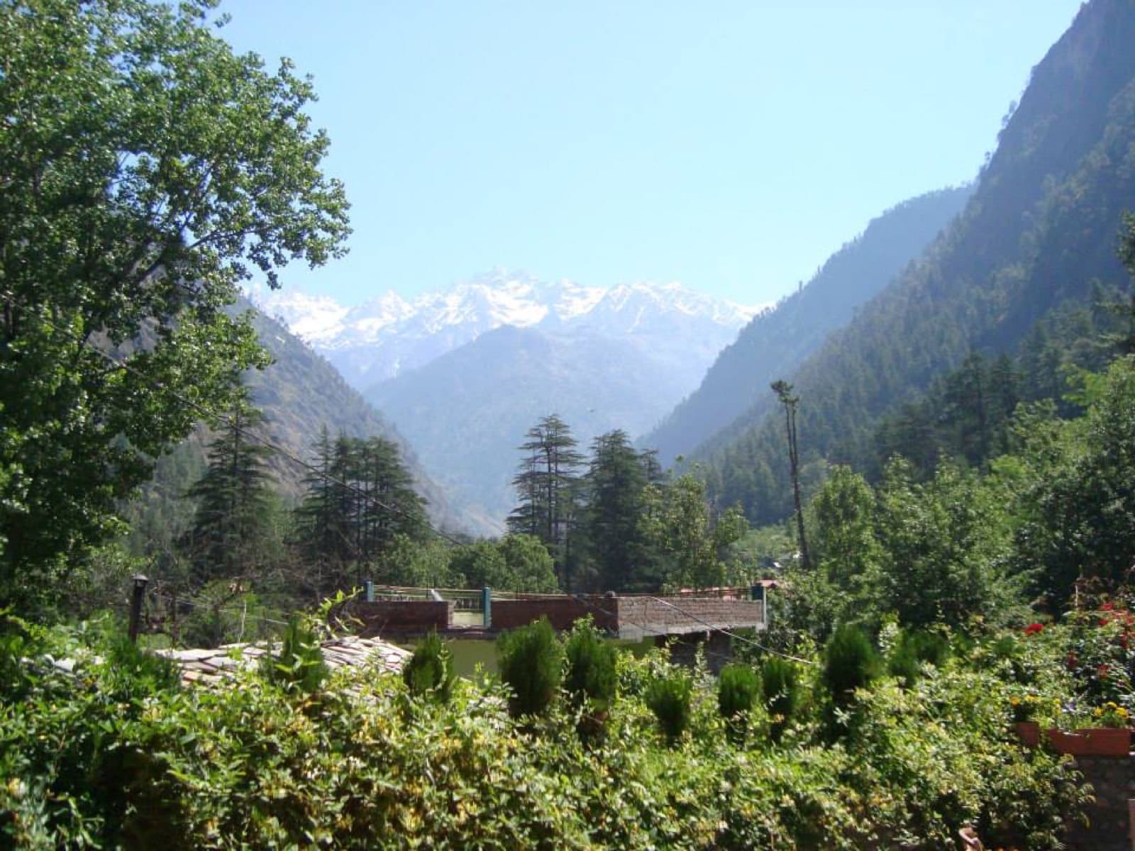 Mountain view over the Parvati Valley at Kasol