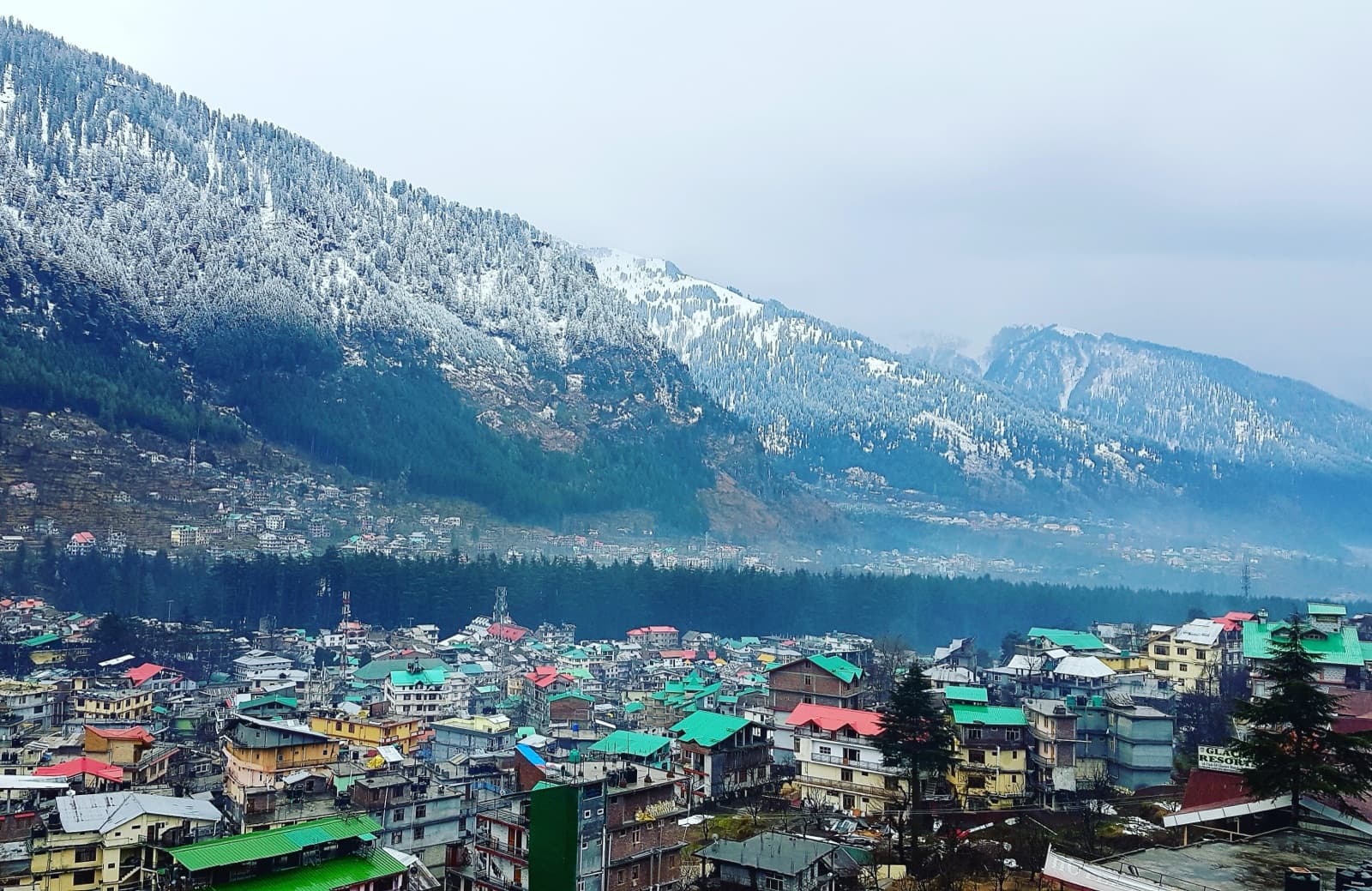 Mountain road in the Manali region on the Leh–Manali highway route