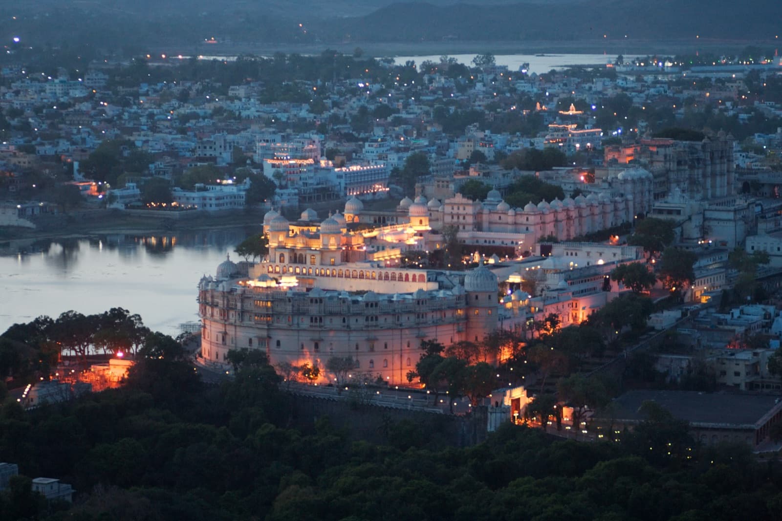 City Palace and Lake Pichola in Udaipur at evening